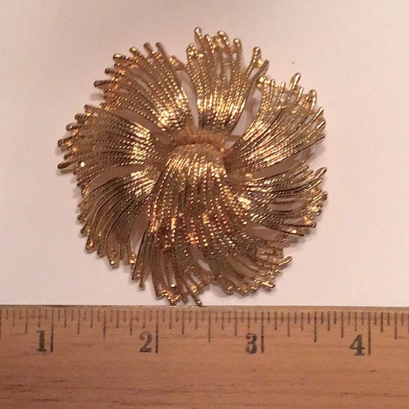 New Goldtone Brooch, 3 1/2” overall. - Picture 3 of 4